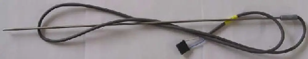 Ein Abgastemperaturfühler von Remeha mit einem langen, schlanken Sensor und einem Kabelverbinder. Die Kabel sind optisch verwunden und an einer Seite des Sensors angeschlossen.